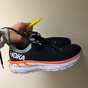 womens size 7 hokas